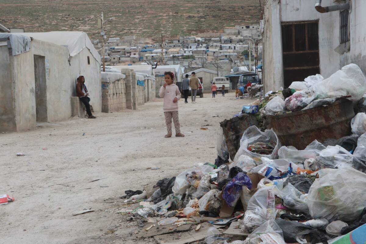 شمال سوريا: تفاقم أزمة النفايات والمياه ينذر بكارثة إنسانية في مخيمات النازحين