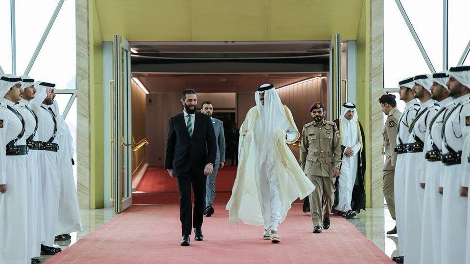 قمة الدوحة: أمير قطر والرئيس السوري يبحثان تعزيز التعاون الثنائي