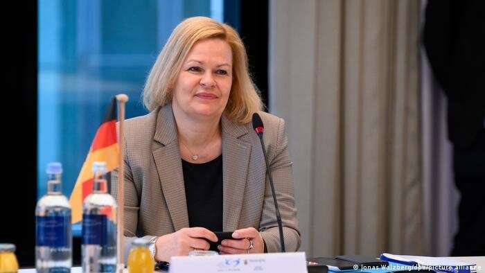 وزيرة الداخلية الألمانية تدعو لتبسيط إجراءات ترحيل المهاجرين: بيروقراطية الاتحاد الأوروبي تعيق العملية