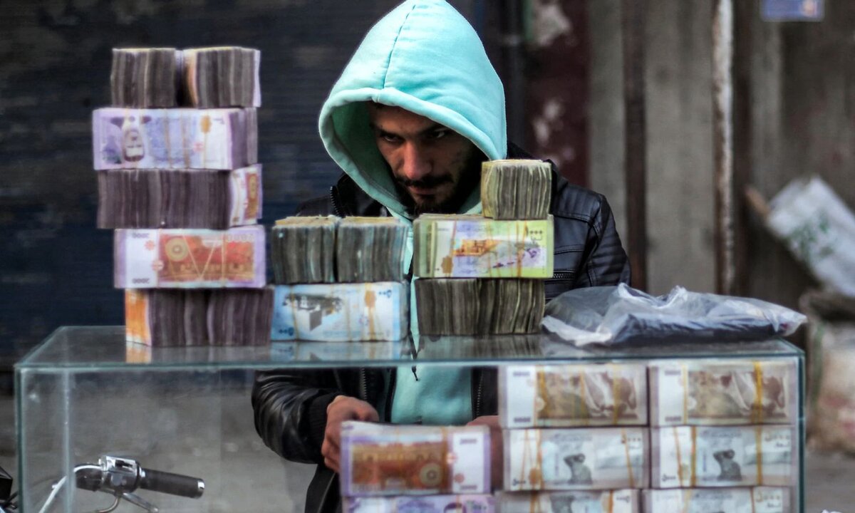 تلاعبات السوق السوداء: كيف يحدد التجار سعر الدولار في سوريا في ظل غياب رقابة "المركزي"؟