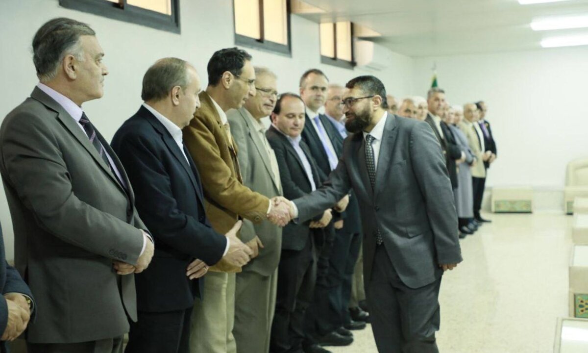 وزارة العدل توضح الجدل حول مصافحة وزيرها لقاضٍ من محكمة الإرهاب