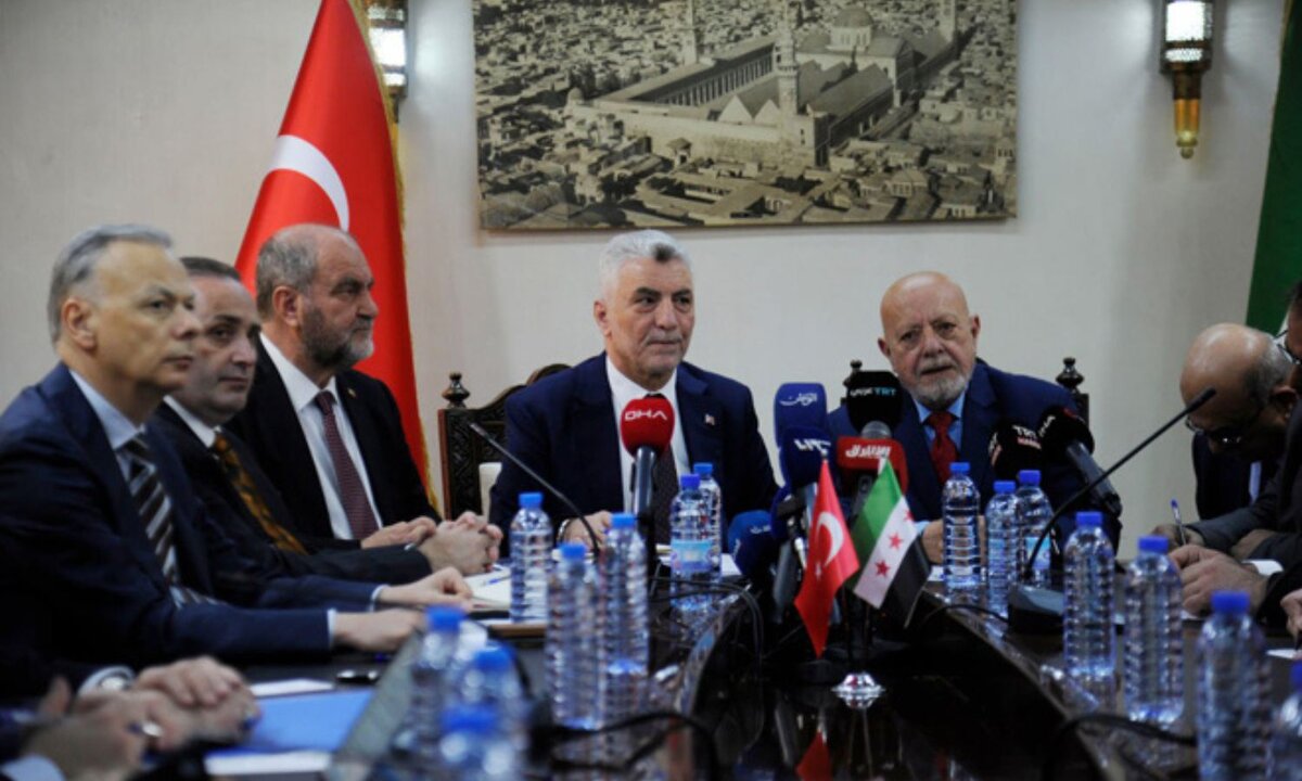 وزير التجارة التركي في دمشق: مباحثات مكثفة لتعزيز التعاون الاقتصادي وإعادة الإعمار
