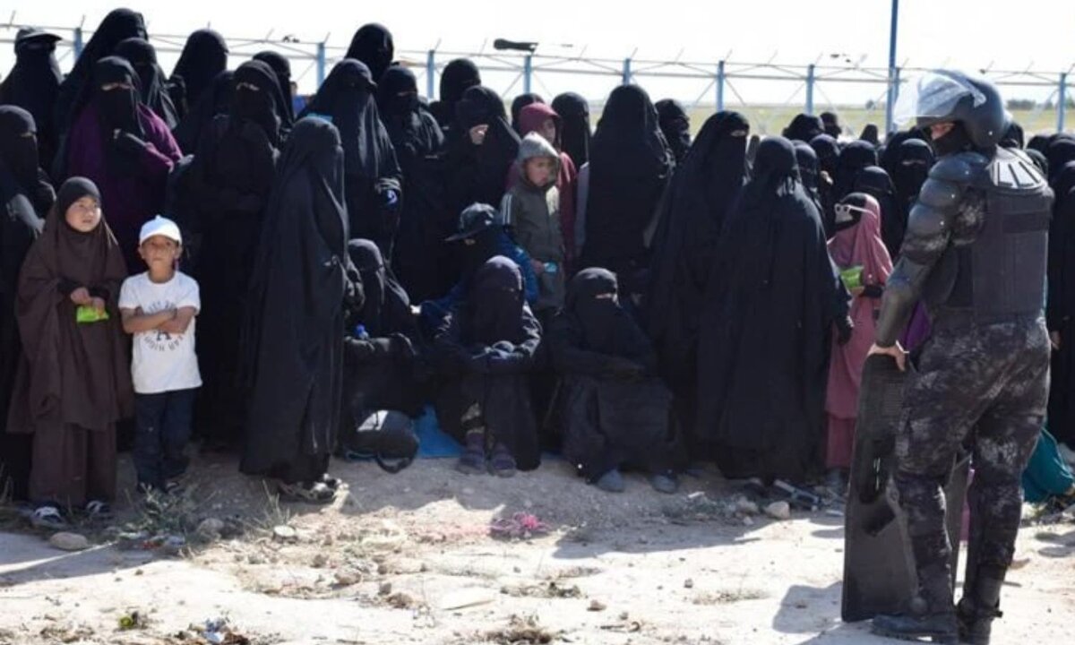 عملية أمنية واسعة في مخيم الهول: اعتقال عناصر من داعش وضبط أسلحة