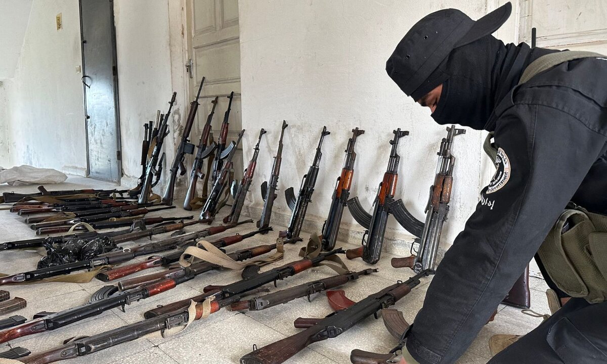 سوريا بعد سقوط النظام: تحديات جمْع السلاح المنفلت وخطط الحكومة الجديدة