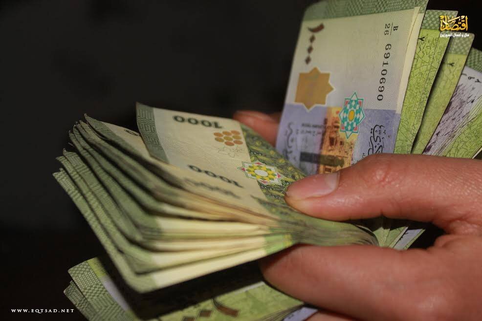انتعاش مفاجئ: الليرة السورية تستعيد عافيتها بعد خسائر ما بعد العيد