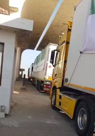 وصول أولى قوافل المساعدات الإغاثية إلى دوما بتنسيق الهلال الأحمر ومجلس المدينة