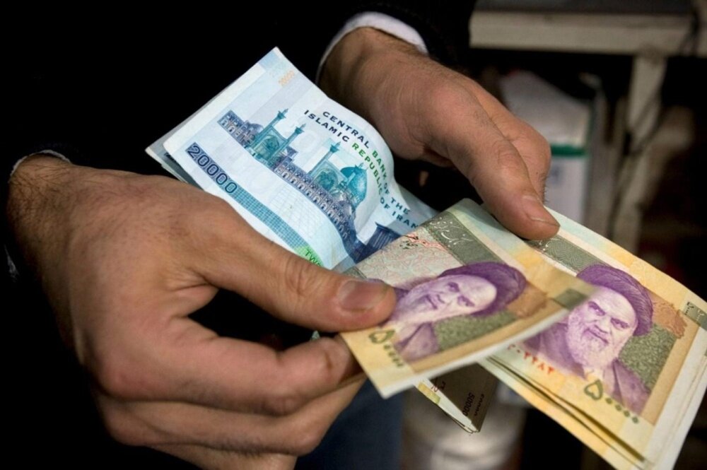 الريال الإيراني ينهار إلى مستوى قياسي عقب فوز ترامب: مخاوف من تفاقم الأزمة الاقتصادية