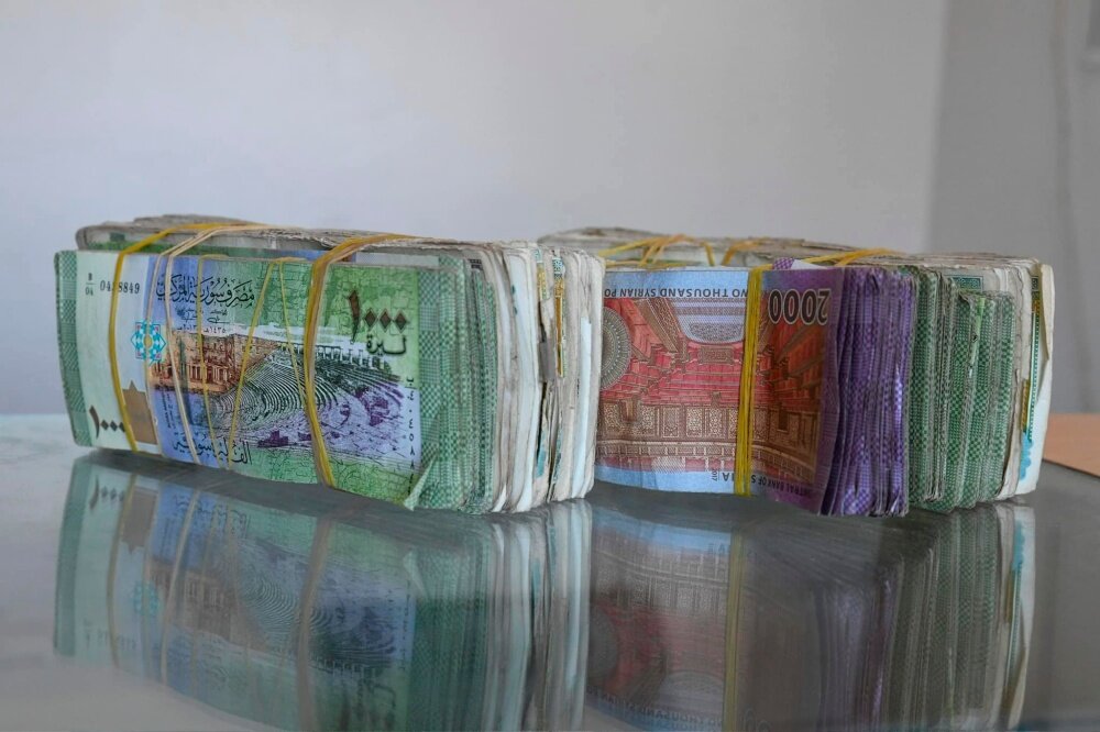 تذبذب أسعار العملات في سوريا: الدولار يتراجع بعد ارتفاع يوم أمس