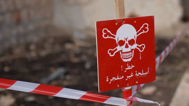 الصليب الأحمر تبدأ إزالة الألغام في مناطق سورية بعد 14 عامًا من النزاع