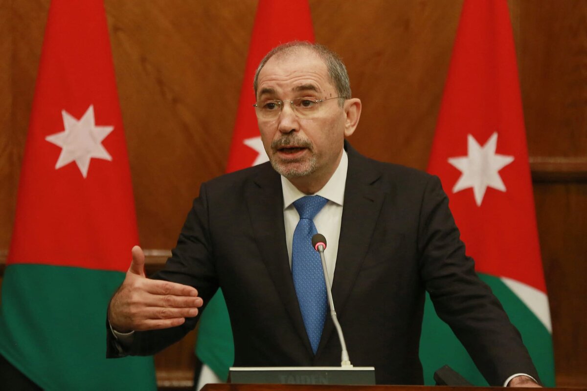 الأردن يؤكد دعمه لسوريا في إعادة الإعمار ويشدد على وحدة أراضيها في اجتماع وزراء الخارجية العرب بالقاهرة