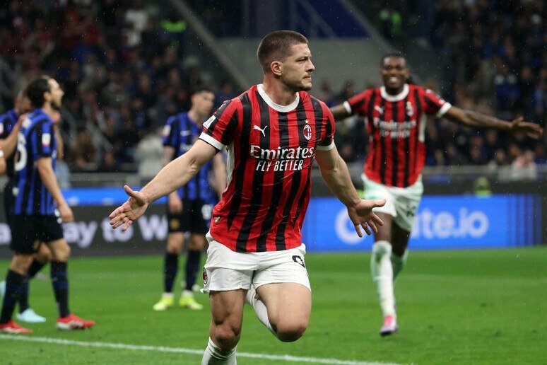 ميلان يكتسح الإنتر بثلاثية ويتأهل إلى نهائي كأس إيطاليا بعد غياب طويل