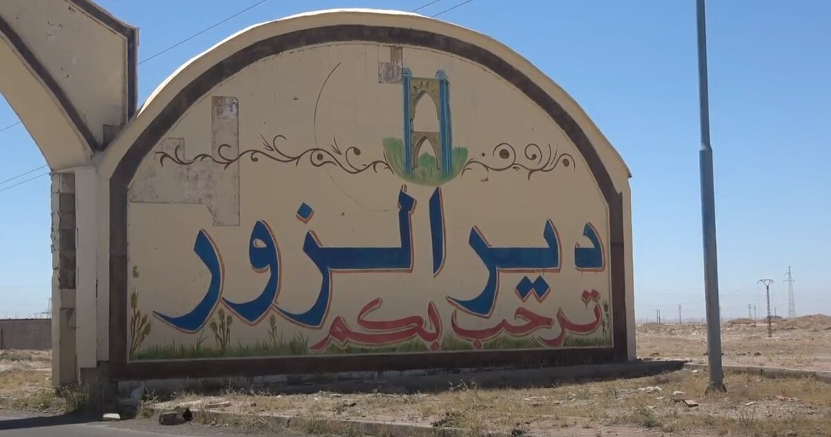 روسيا تعزز نفوذها شمالي دير الزور بتوزيع مساعدات غذائية في حطلة