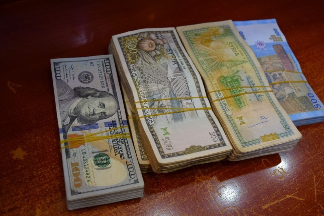تدهور مستمر: أسعار الدولار واليورو والذهب تسجل أرقامًا قياسية مقابل الليرة السورية اليوم