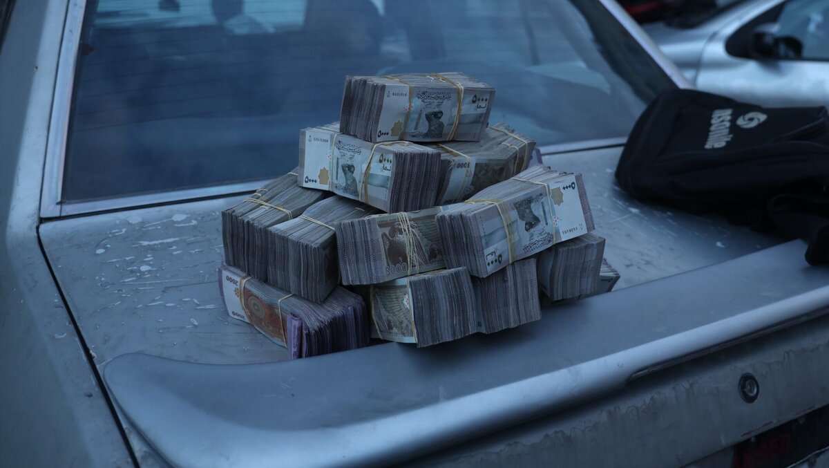 تحديث فوري: أسعار الدولار واليورو والذهب مقابل الليرة السورية في السوق السوداء اليوم 19 يونيو 2025