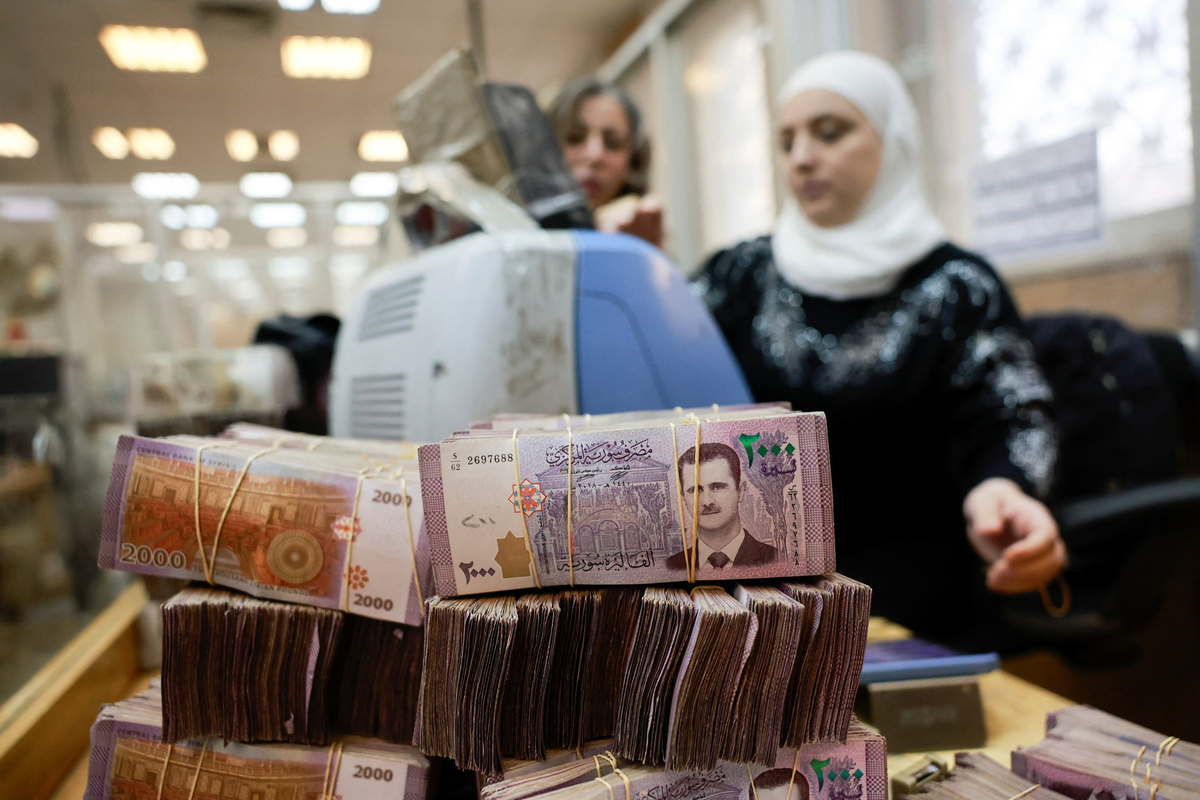 تراجع سعر الليرة السورية أمام الدولار والذهب يسجل ارتفاعًا تاريخيًا