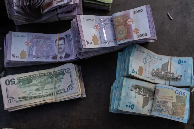 تذبذب أسعار الصرف في السوق السوداء السورية: الدولار واليورو والذهب اليوم السبت 12 أبريل 2025