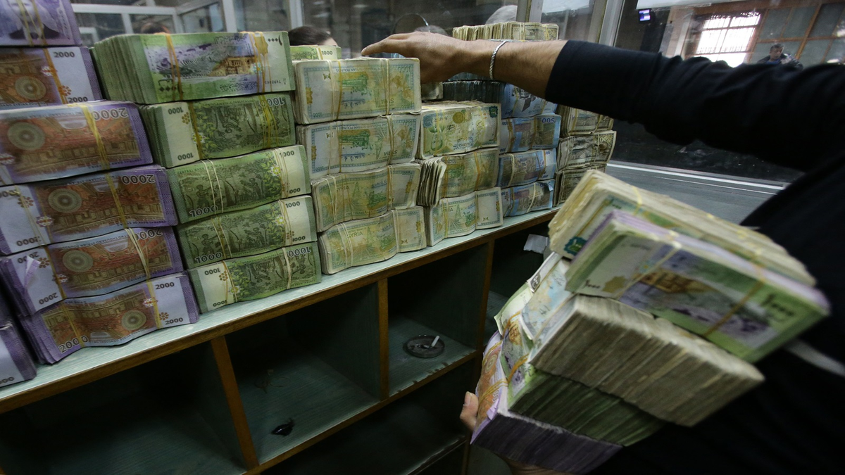 تذبذب أسعار الصرف والذهب في السوق السوداء السورية: نظرة على أسعار اليوم الجمعة 18 أبريل 2025