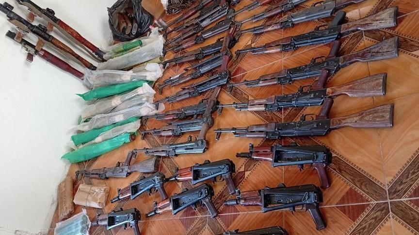 لبنان يفكك شبكة تهريب أسلحة قادمة من سوريا ويعزز أمن الحدود