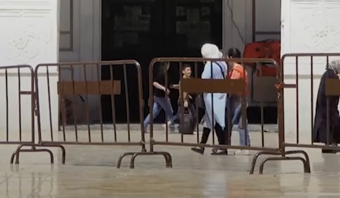 إقبال جماهيري على الجامع الأموي يطالب بفصل النساء عن الرجال باستثناء السياح في أوقات محددة