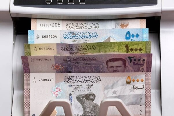 الليرة السورية تترنح: أسعار الدولار واليورو والذهب في السوق السوداء اليوم 25 أبريل 2025