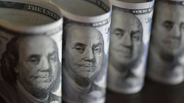 تراجع الدولار: الأسباب، التداعيات، وهل يفقد عرشه كعملة احتياط عالمية؟