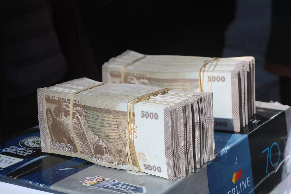 تدهور مستمر: أسعار الدولار واليورو والذهب تسجل أرقامًا قياسية مقابل الليرة السورية اليوم