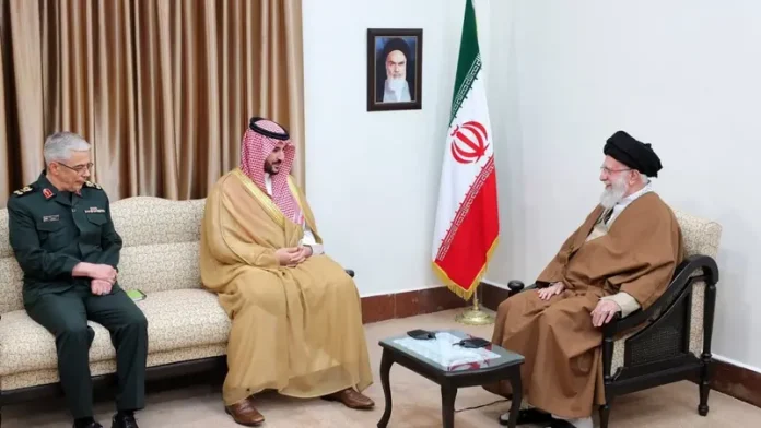 رسالة ملكية من سلمان إلى خامنئي: وزير الدفاع السعودي يبحث تعزيز العلاقات في طهران