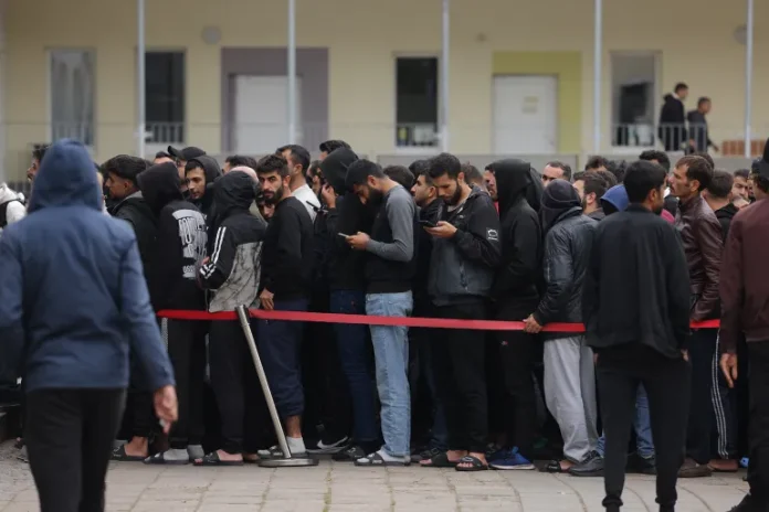 مصير مجهول: أكثر من 100 ألف سوري عالقون في أوروبا بعد تعليق طلبات اللجوء