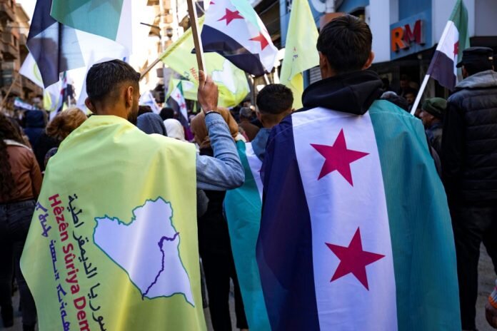 مبادرة كردية جديدة لحل الأزمة السورية تصطدم بتحفظات رسمية: هل تنجح رؤية الإدارة الذاتية في تحقيق وحدة البلاد؟