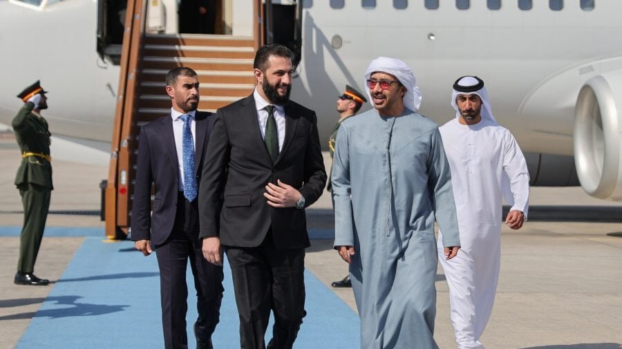 الرئيس الشرع يصل الإمارات في زيارة رسمية لبحث قضايا مشتركة