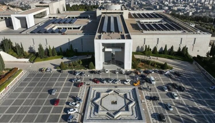 بيان رئاسي يوضح ملابسات زيارة شقيق الرئيس لشخصية مرتبطة بالنظام السابق