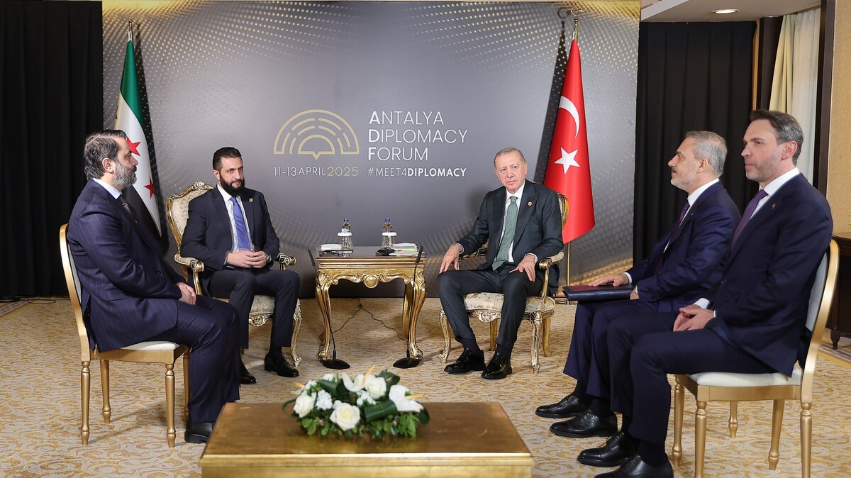 الرئيس الشرع وأردوغان في لقاء استراتيجي بأنطاليا لتعزيز استقرار سوريا