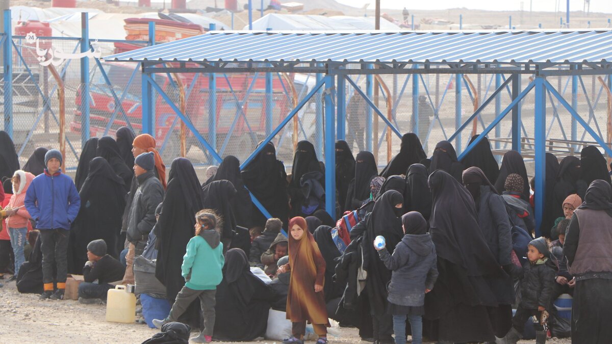 أول دفعة في 2024: 78 عائلة سورية تغادر مخيم الهول نحو دير الزور وسط ظروف إنسانية قاسية