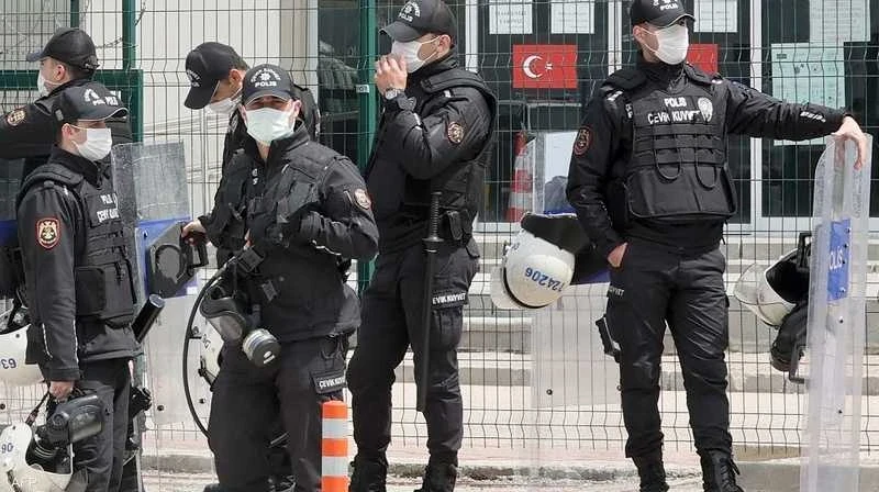 احتيال باسم الشرطة التركية: سوريّة تقع ضحية عصابة بتهمة الإرهاب الوهمية في أضنة