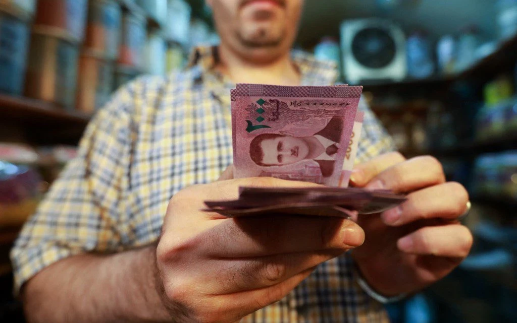 تذبذب مستمر: أسعار الليرة السورية مقابل الدولار والعملات الأجنبية الرئيسية اليوم 27 مارس 2025 في دمشق وحلب وإدلب
