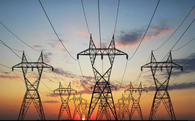 تحسين الكهرباء في سوريا: خطة لزيادة التغذية إلى 8 ساعات يوميًا رغم تحديات السرقة
