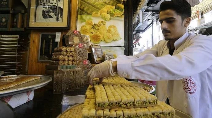 انخفاض حاد في أسعار الحلويات بسوريا: هل تعود البهجة إلى موائد السوريين؟