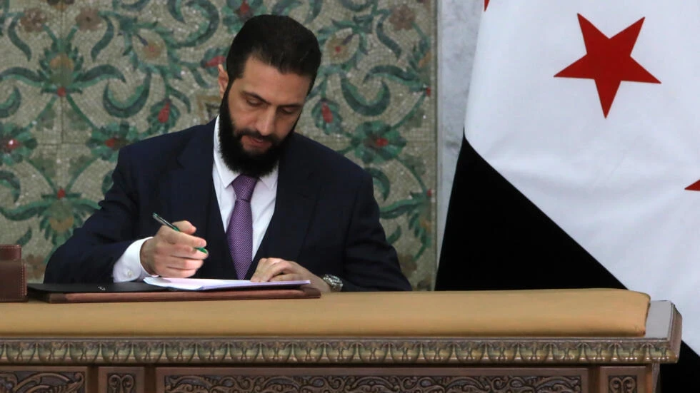 الإعلان الدستوري الجديد في سوريا يثير جدلاً: الإدارة الذاتية تنتقد وتعتبره "تقليدياً"