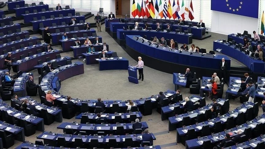 البرلمان الأوروبي يتبنى قرارًا تاريخيًا: تجميد أصول النظام السوري لتمويل إعادة الإعمار وتعويض الضحايا