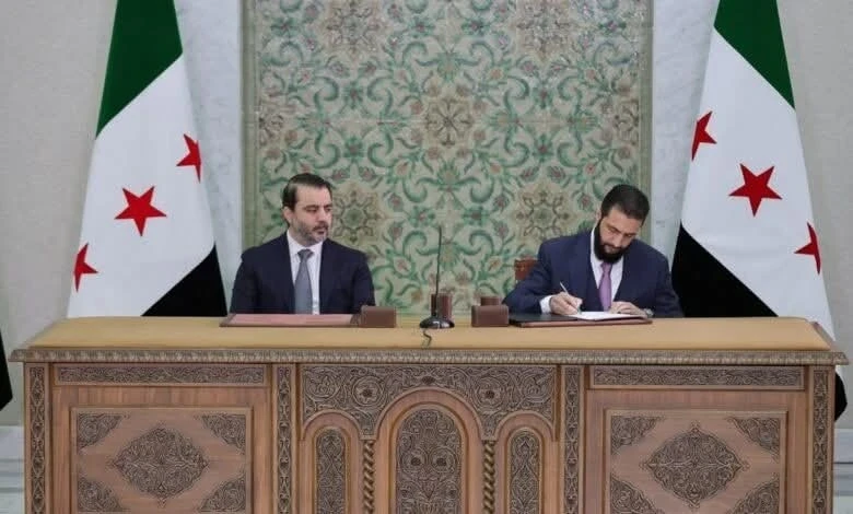 الرئيس الشرع يوقع مسودة الإعلان الدستوري الجديد: خطوة نحو سوريا المستقبل