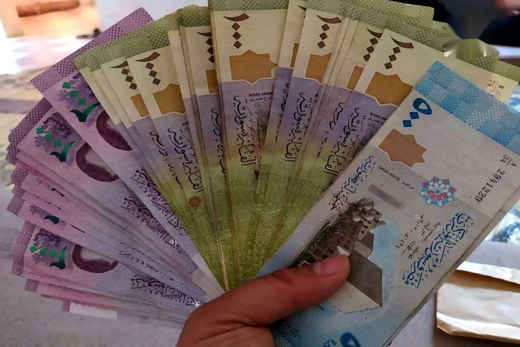 زيادة الرواتب أم إلغاء الضرائب؟ جدل سوري حول سبل تحسين مستوى المعيشة