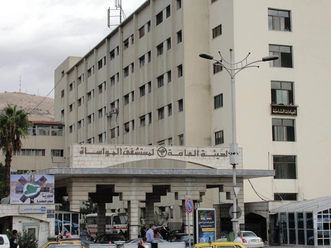 تراجع مشفى المواساة بدمشق عن قرار "جلوس الموظفين" المثير للجدل في حافلات المبيت