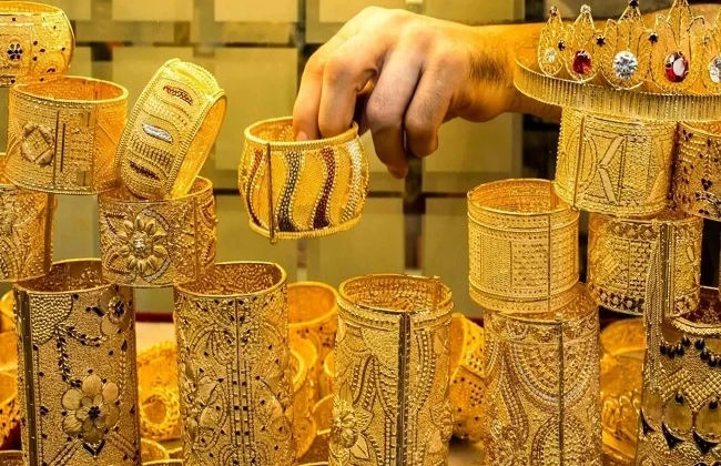 الذهب يحلق عالياً: أسعار الأونصة تسجل قفزة تاريخية تقترب من 3500 دولار وسط مخاوف اقتصادية