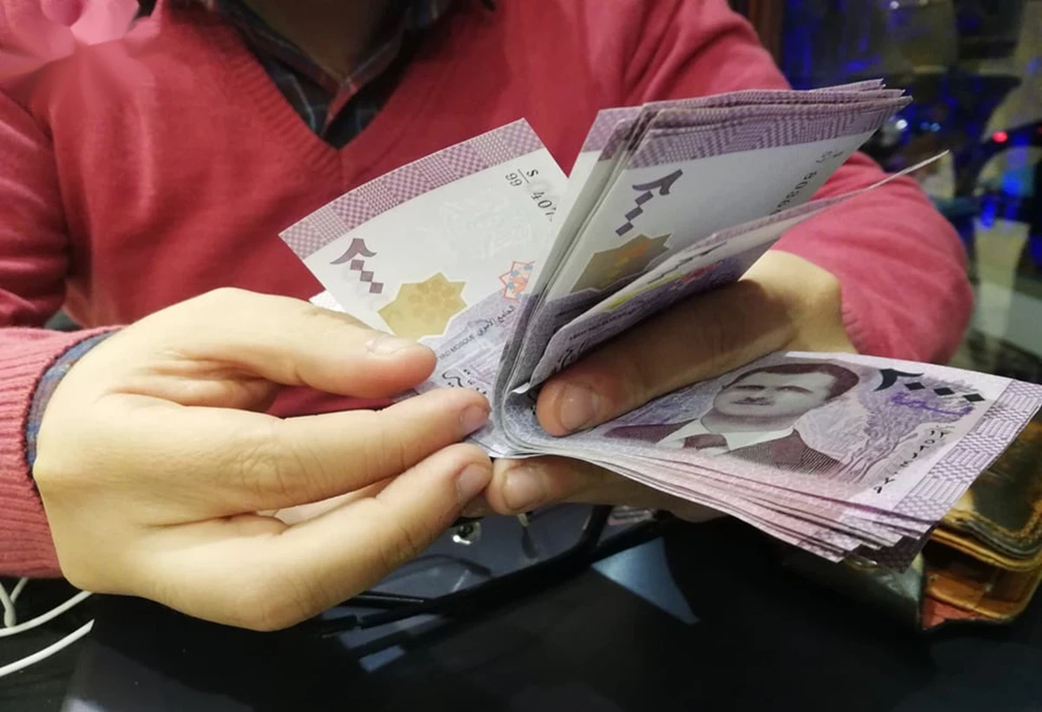 تدهور مستمر: الليرة السورية تسجل أرقامًا قياسية جديدة أمام الدولار والعملات الأجنبية اليوم الخميس