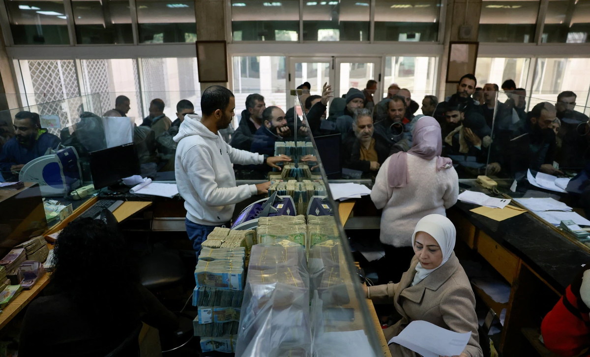 خطة حكومية لإعادة الموظفين المفصولين في سوريا: هل تُحل أزمة الرواتب والمستحقات المتأخرة؟