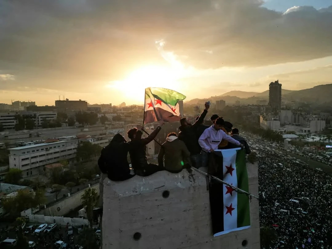هل تحمل زيارة ترامب للسعودية انفراجة للاقتصاد السوري؟ توقعات برفع العقوبات وعودة الاستثمارات