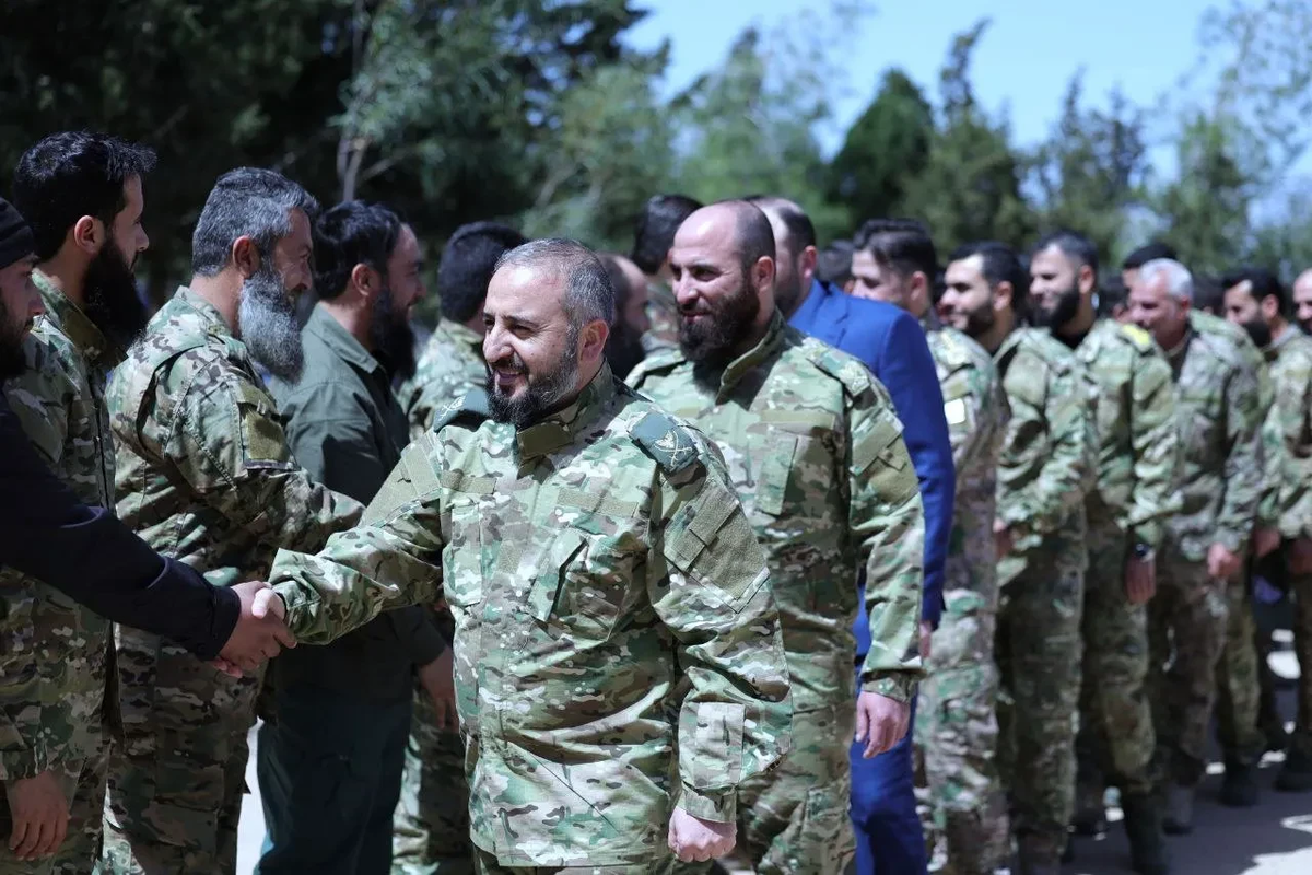 خطوة مفاجئة: الجيش السوري يفتح أبوابه للضباط المنشقين بشروط جديدة