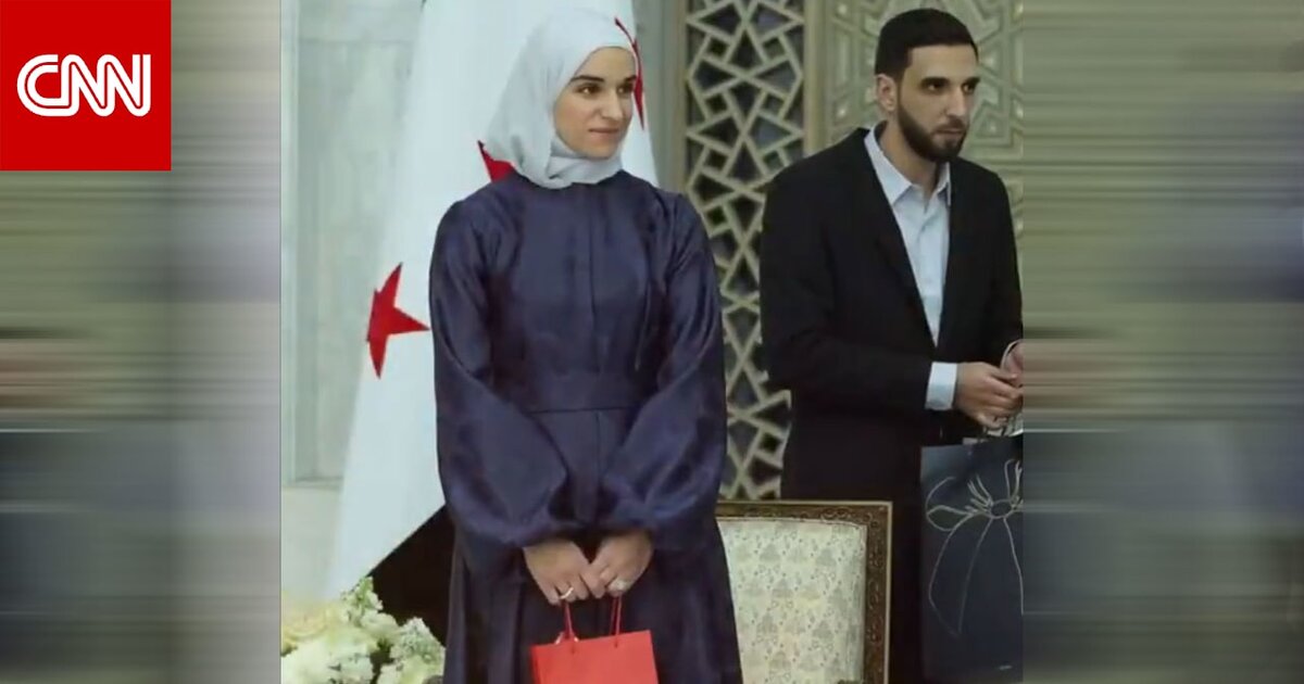 جدل حول ظهور زوجة الرئيس السوري الانتقالي أحمد الشرع ومظهره في عيد الفطر