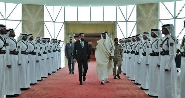 الرئيس الشرع ووزير الخارجية الشيباني في قطر: استقبال رسمي من الأمير تميم