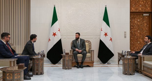 الرئيس الشرع يبحث مع المنتدى الاقتصادي العالمي آفاق التعاون في قصر الشعب